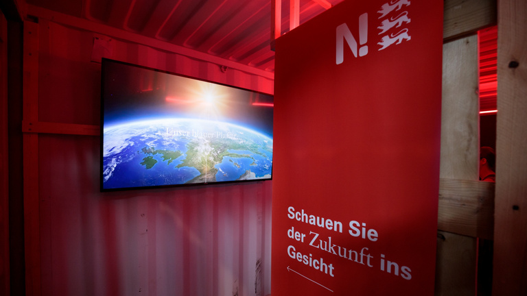 Link führt zu Informationen über die Erlebniswelt 2019; Bild: Ein Blick in den Informationscontainer auf der Erlebniswelt 2019, der einen Einblick über die Änderungen des Klimas anbot. Ein Blick in den Informationscontainer auf der Erlebniswelt 2019, der einen Einblick über die Änderungen des Klimas anbot.