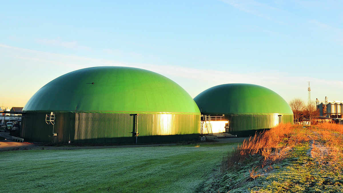 Biogasanlage Eine Biogasanlage mit einem großn Fermenter undanschließendem Nachgärer stehen an einem Ortsrand.
