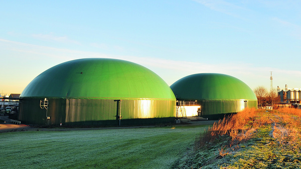 Biogasanlage Eine Biogasanlage mit einem großn Fermenter undanschließendem Nachgärer stehen an einem Ortsrand.