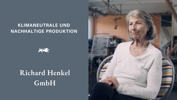 Klimaneutrale und nachhaltige Produktion – Richard Henkel GmbH Links die Aufschrift auf grauem Hintergrund: Klimaneutrale und nachhaltige Produktion – Richard Henkel GmbH. Rechts Susanne Henkel, die Geschäftsführerin des Unternehmens.