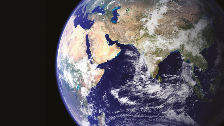 Die linke Hälfte des Bildes ist das schwarze Weltall, recht befindent sich die Weltkugel aus der Sicht aus dem All.