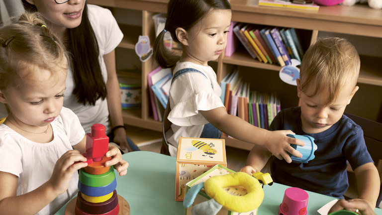 Dargestellt sind Kinder im Kindergartenalter in einer Kita.