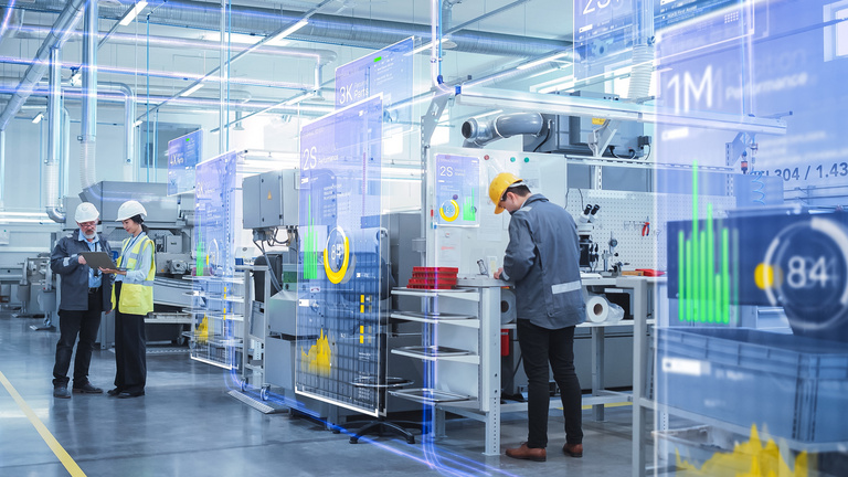 Man sieht drei Männer in einer Produktion arbeiten.