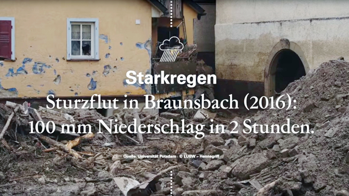 Erdmassen verschütten nach einem Sturzregen in Braunsbach eine Straße und Teile von Gebäuden.