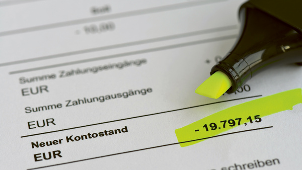 Dargestellt ist der Stand eines Kontos, der sich auf minus neunzehntausend Euro beläuft.
