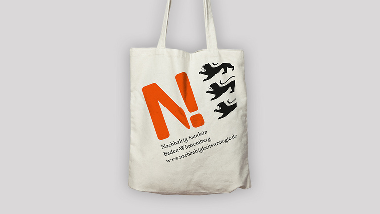 Dargestellt wir die Stofftasche der Nachhaltigkeitsstrategie Baden-Württemberg mit dem großen N-Logo und den 3 Baden-Württemberg-Löwen.