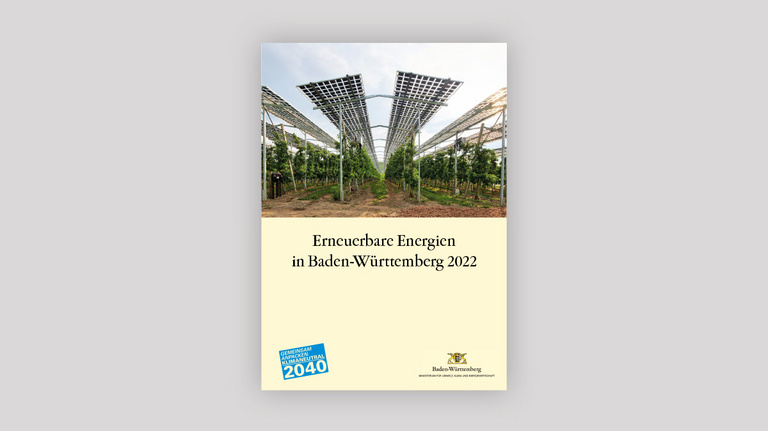 Titelseite der Broschüre Erneuerbare Energien in Baden-Württemberg 2022 mit einer Photovoltaik-Anlage über einer Obstbaumplantage.