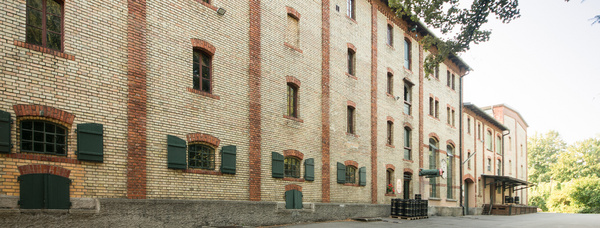 Eine Außenaufnahme vom Brauereigebäude der Brauerei Clemens Härle KG