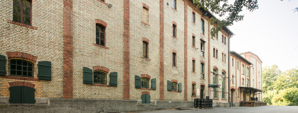 Eine Außenaufnahme vom Brauereigebäude der Brauerei Clemens Härle KG