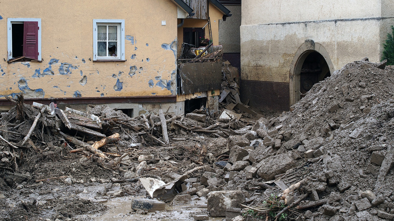 Ein Erdrutsch verschüttet nach einem Sturzregen eine Straße und Häuser in Braunsbach.