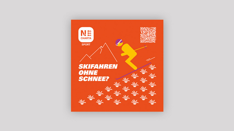 N!-Charta Sport Sticker: Skifahren ohne Schnee? Roter Hintergrund mit einem grafisch dargestellten Ski fahrenden Person, die einen Hügel aus Gras hinunterfährt. Links die weiße Aufschrift "Skifahren ohne Schnee?", darüber die Skizze eines Berges.