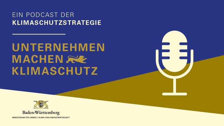 Podcast-Cover Unternehmen machen Klimaschutz Cover mit dunkelblauem und goldenem Hintergrund mit der Aufschrift: "Ein Podcast der Klimaschutzstrategie. Unternehmen machen Klimaschutz". Rechts eine Grafik eines Mikrofons in beige