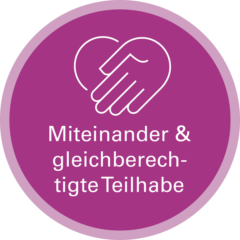 Handlungsfeld Miteinander & gleichberechtigte Teilhabe Icon zu Handlungsfeld: Miteinander & gleichberechtigte Teilhabe. Die Grafik zeigt als Strichzeichnung zwei sich schüttelnde Hände. Die Hände sind so gezeichnet, dass sie eine Herzform bilden.