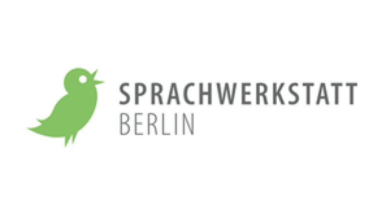 Logo mit einem grünen kleinen Vogel und dem Namen "Schreibwerkstatt Berlin" rechts daneben