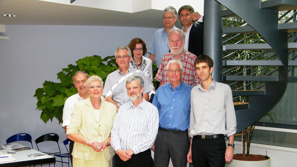 Nachhaltigkeitsbeirat Baden-Württemberg (NBBW) Die Mitglieder des Nachhaltigkeitsbeirat Baden-Württemberg aus der Zeit 2002 bis 2012 stehen zusammen an einer Treppe.