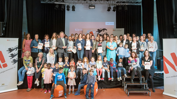 Kleine Helden Wettbewerb 2019 Ein Gruppenbild mit Gewinnerinnen, Gewinner, Teilnehmerinnen und Teilnehmer des Wettbewerbs Kleine Helden sowie mit Umweltminister Franz Untersteller bei der Preisverleihung.