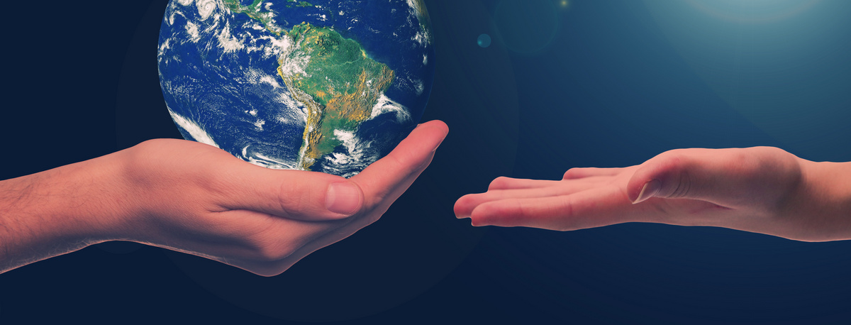 Eine Hand hält schützend die Erdkugel, ihr gegenüber ist eine weiter Hand bereit die Erde in Empfang zu nehmen.