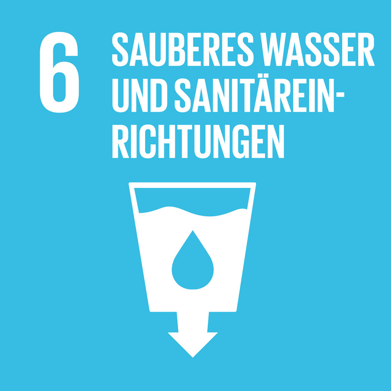 Icon für SDG 6 Wasser und Sanitäre Einrichtungen, dargestellt wird ein volles Wasserglas und ein Tropfen, vom Glas weist ein Pfeil nach unten. Der Hintergrund ist hellblau.