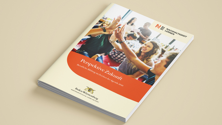 Mehrere Broschüren Perspektive Zukunft - Berufliche Bildung im Zeichen der Angenda 2030 liegen auf einem Arbeitsfläche.