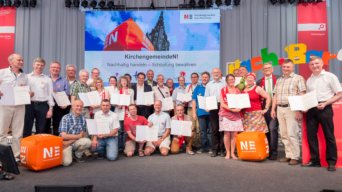 Gruppenbild mit Preisträgern des Wettbewerbs „KirchengemeindeN! – nachhaltig handeln, Schöpfung bewahren“.