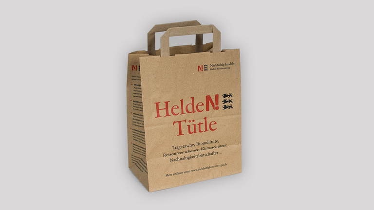 Die Papiertragetasche Helden-Tütle der Nachhaltigkeitsstrategie aus speziellem Recyclingpapier - eine Einkaufstasche und später ein Biomüllbeutel.