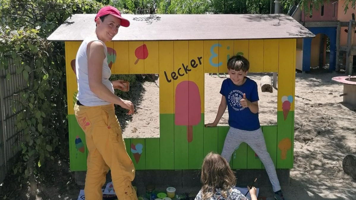 Eltern engagieren sich aktiv: die bunte Eisdiele wird bemalt.
