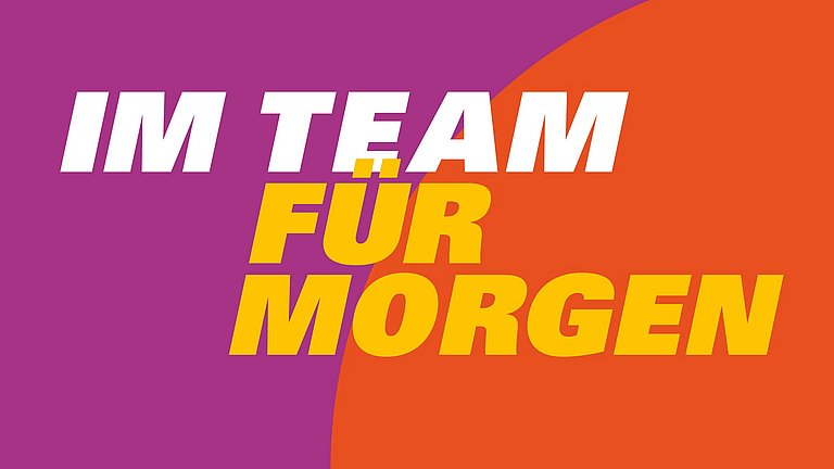 N!-Charta Sport Der Text "Im Team für Morgen" steht auf farbigem Untergrund.