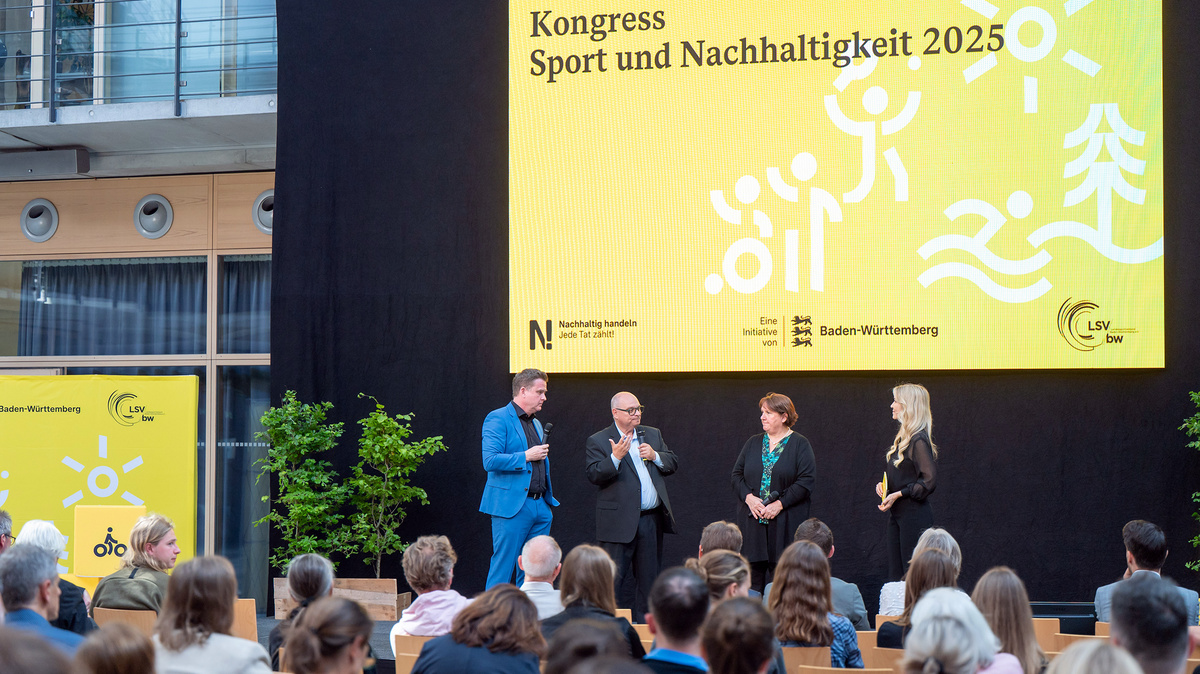 Ein Blick aus dem Plenum heraus auf das Bühnengeschehen beim Kongress Sport und Nachhaltigkeit.