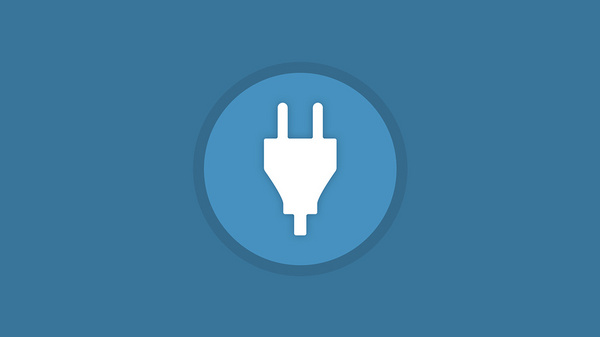 gut zu wissen – Energie Icon Schutzkontaktstecker auf blauem Hintergrund.