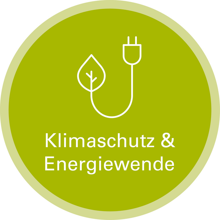 Icon für Handlungsfeld: Klimaschutz und Energiewende. Die Grafik zeigt als Strichzeichnung ein Stromkabel. An einem Ende des Stromkabels befindet sich ein Stecker an der anderen Seite befindet sich ein Laubbaum-Blatt.