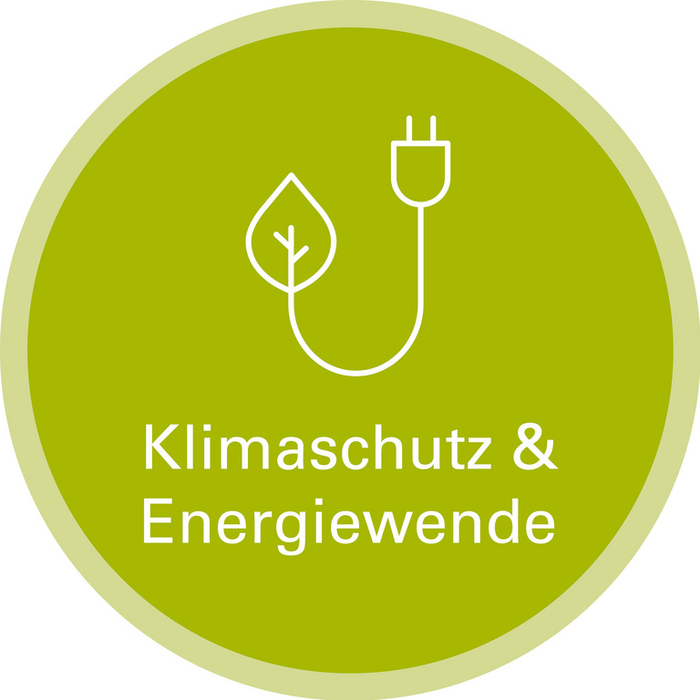 Handlungsfeld Klimaschutz und Energiewende Icon für Handlungsfeld: Klimaschutz und Energiewende. Die Grafik zeigt als Strichzeichnung ein Stromkabel. An einem Ende des Stromkabels befindet sich ein Stecker an der anderen Seite befindet sich ein Laubbaum-Blatt.