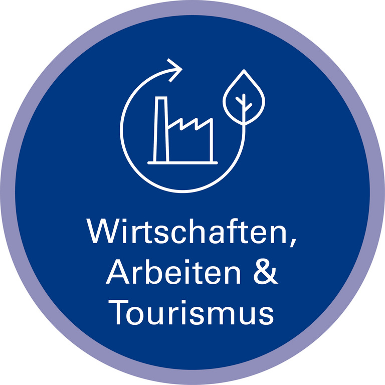 Handlungsfeld Wirtschaften, Arbeiten & Tourismus Icon zu Handlungsfeld: Wirtschaften, Arbeiten & Tourismus. Die Grafik zeigt als Strichzeichnung ein Fabrikgebäude mit großem Schornstein. Um das Fabrikgebäude liegt ein offener Kreis. An einem des offenen Kreises Ende befindet sich ein Pfeil, am anderen Ende des Kreises ein Laubbaum-Blatt. Das Pikogramm symbolisiert nachhaltiges Wirtschaften und Kreislaufwirtschaft.