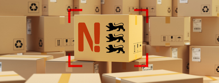 Helden!-Shop verschickt Informations- und Aktionsmaterial Viele Versandpakete sind übereinandergestapelt. In der Mitte steht ein Paket mit dem Logo der Nachhaltigkeitsstrategie Baden-Württemberg.