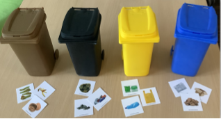 Hier lernen wir spielerisch welcher Müll in welche Tonne kommt.