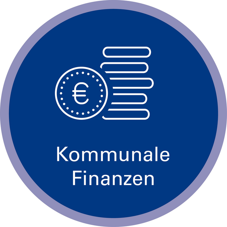 Handlungsfeld Kommunale Finanzen Icon zu Handlungsfeld: Kommunale Finanzen. Die Grafik zeigt als Strichzeichnung einen Stapel von fünf Geldmünzen. Eine sechste Geldmünze mit einem Euro-Zeichen auf der Sichtfläche lehnt mit der Sichtfläche nach vorne an diesem Münzstapel.
