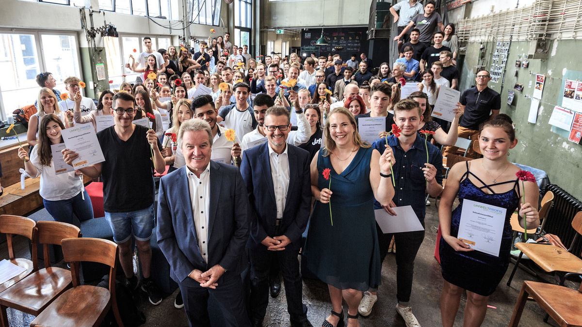 Juniorenfirma 2018 Teilnehmerinnen und Teilnehmer des Projekts Juniorenfirmen haben Ihre Urkunden erhalten.
