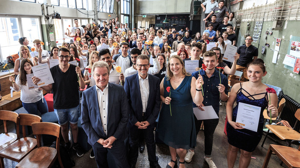 Juniorenfirma 2018 Teilnehmerinnen und Teilnehmer des Projekts Juniorenfirmen haben Ihre Urkunden erhalten.