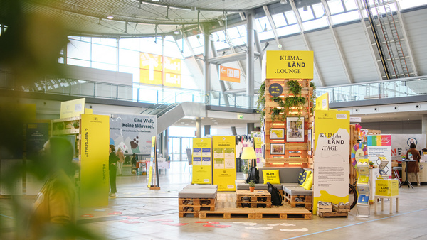 Messestand_2024 Der Messestand, fotografiert aus der Ferne.