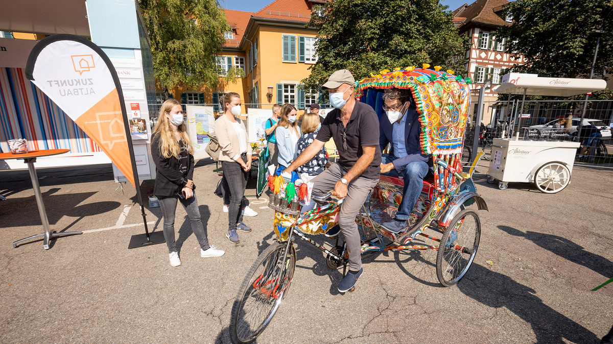 Eine bunte Rikscha startet ein Fahrt.