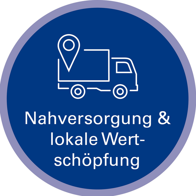 Handlungsfeld Nahversorgung & lokale Wertschöpfung Icon zu Handlungsfeld: Nahversorgung & lokale Wertschöpfung. Die Grafik zeigt als Strichzeichnung einen kleinen Lastkraftwagen und einen sogenannten Map-Marker, der für ein lokales beziehungsweise regionales Ziel steht.