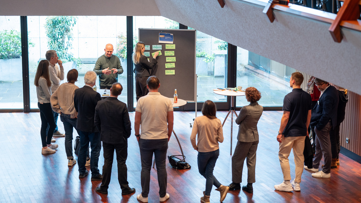 Arbeit in Kleingruppen beim KLIMAWIN-Workshop im Foyer der Schwabenlandhalle