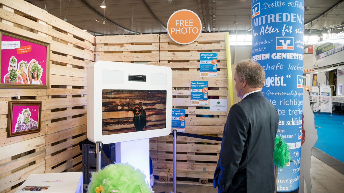 Minister Untersteller steht vor der Fotobox am Stand der Nachhaltigkeitsstratgie.