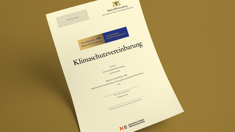 Die Urkunde auf der das Land und das Unternehmen die Klimaschutzvereinbarung unterschreiben.