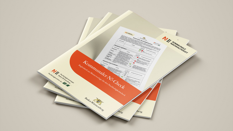 Drei Broschüren "Kommunaler N!-Check - Begeltiheft zur Mustervorlage für den Nachhaltigkeitscheck" sind übereinandergestapelt.
