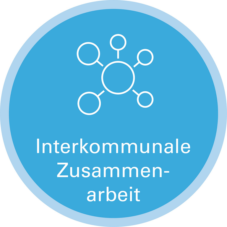 Handlungsfeld Interkommunale Zusammenarbeit Icon zu Handlungsfeld: Interkommunale Zusammenarbeit. Die Grafik zeigt in einer Strichzeichnung einen Mittelkreis, um den ringsherum kleinere Kreise angeordnet sind. Die kleineren Kreise sind über Linien mit dem Mittelkreis verbunden und bilden somit eine Art Netzwerk.