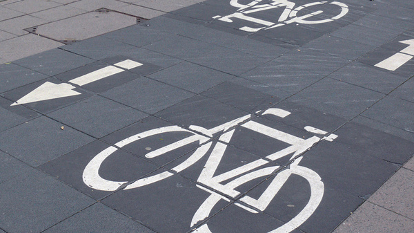 Radwegekennzeichnung fördert den Radverkehr Ein sehr gut gekennzeichneter Fahrradweg weist am Boden die Richtungen aus.