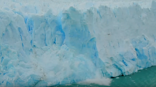 schmelzende Gletscher Gewaltige, schmelzende Gletschermassen brechen ins Wasser aufgrund der Erderwärmung.