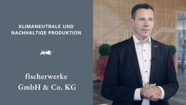 Klimaneutrale und nachhaltige Produktion – fischerwerke GmbH & Co. KG Links weiße Schrift auf grauem Hintergrund: "Klimaneutrale und nachhaltige Produktion – fischerwerke GmbH & Co. KG". Rechts Marc-Sven Mengis.