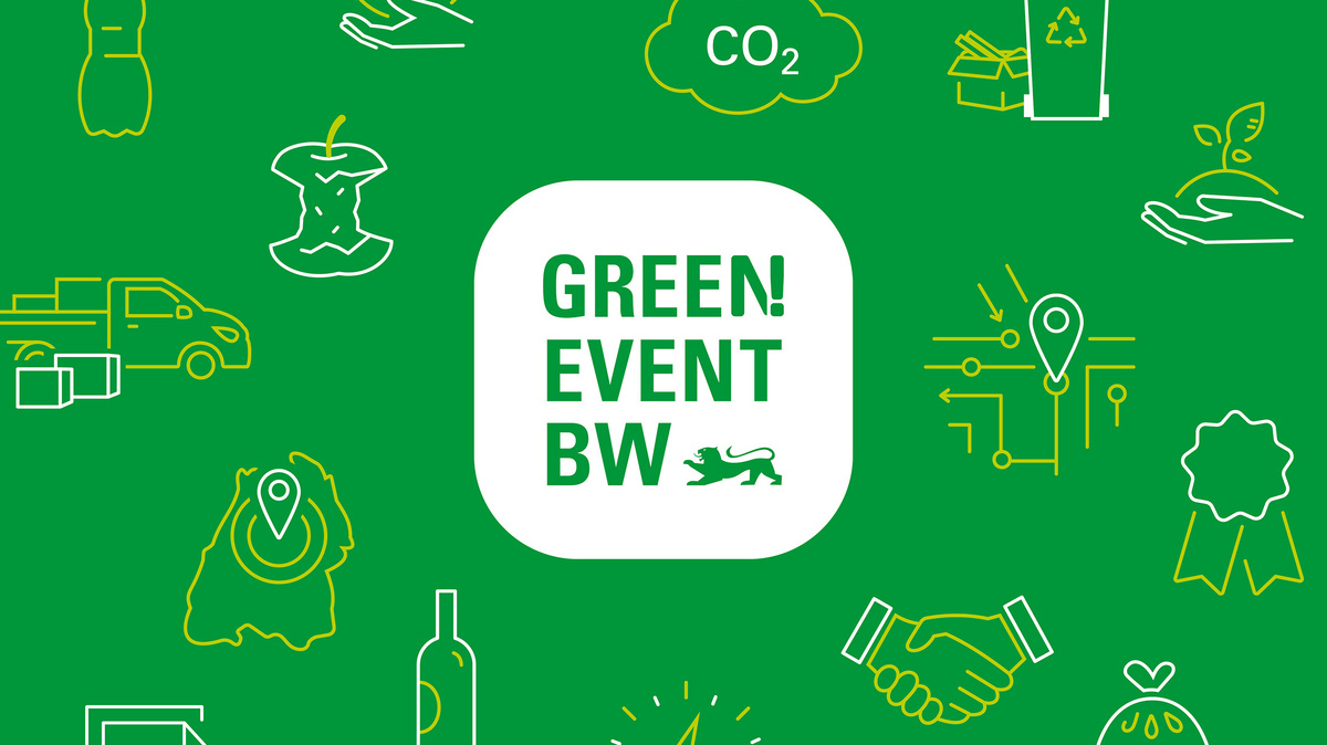 Grüner Hintergrund mit einer Grafik aus weißen, roten und gelben Linien, die Menschen bei einer Veranstaltung zeigen. Auf der rechten Seite ist das Green Event Logo auf weißem Hintergrund zu sehen.
