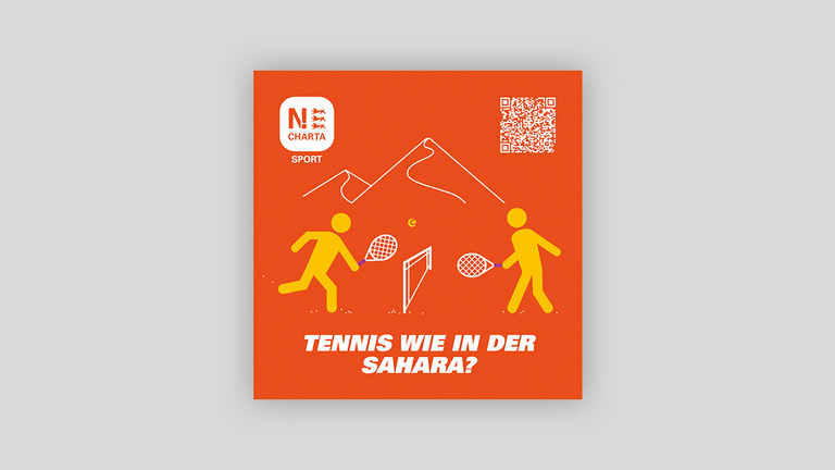 N!-Charta Sport Sticker: Tennis wie in der Sahara? Roter Hintergrund mit zwei grafisch dargestellten Personen, die links und rechts von einem Tennisnetz stehen und Tennis spielen, hinter ihnen zwei Berggipfel. Unten steht die weiße Aufschrift "Tennis wie in der Sahara?".